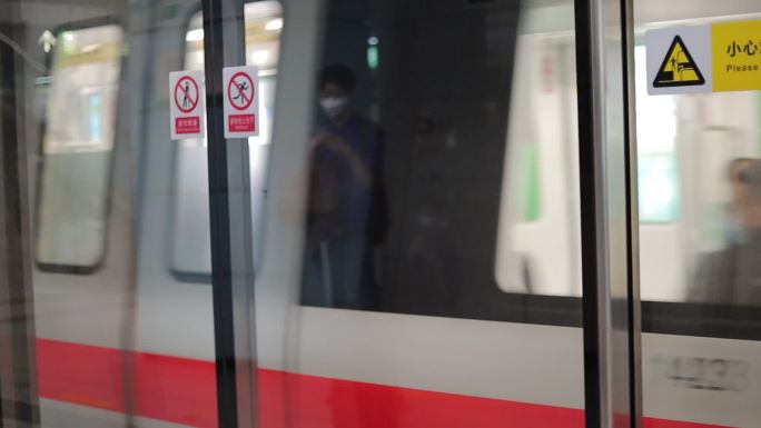 2020疫情期间深圳地铁进站，站台素材
