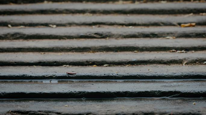 4K雨中的水泥斜坡阶梯03