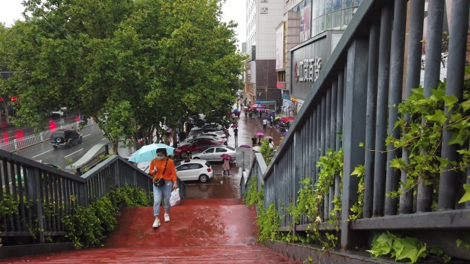 4K下雨天市民打伞在天桥上行走