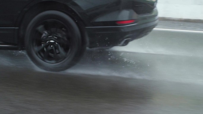 下雨汽车高速公路行驶车轮飞溅水花慢镜头