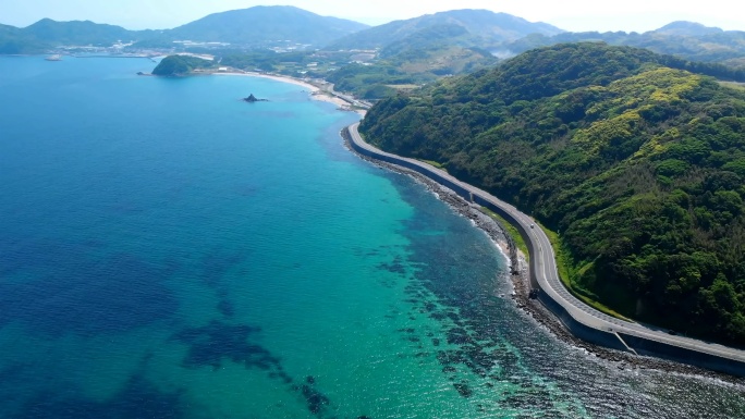 4k航拍海边公路盛夏游玩海洋度假