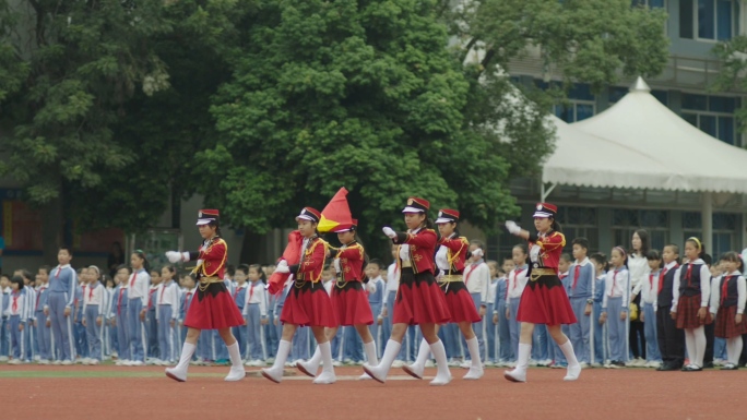 校园小学升旗仪仗队排队的学生