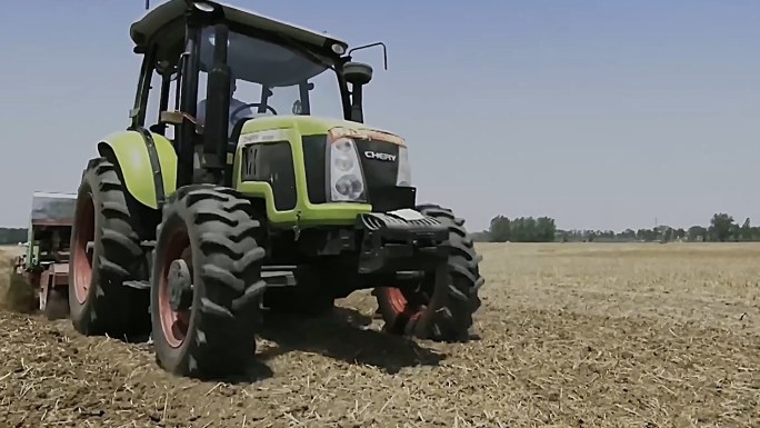 机械耕种-拖拉机-农业产业-土地流转