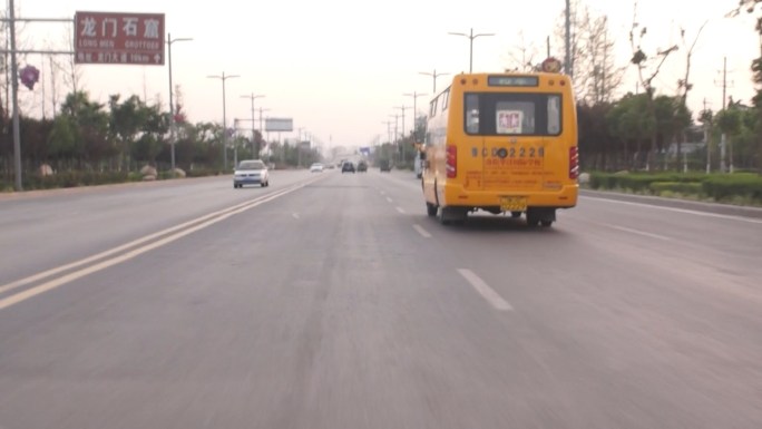 行驶中的校车-校车-公交车