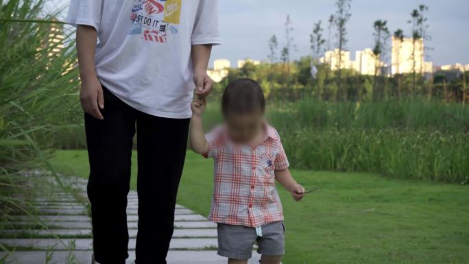 妈妈拉着孩子学习走路丨4K丨个人原创