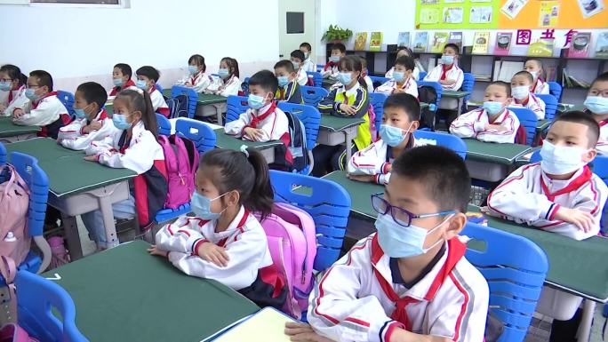 疫情期小朋友戴口罩坐在教室内听课