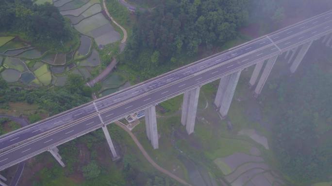 贵州大山高速公路在大山间穿梭航拍4K视频