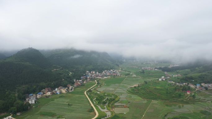 4K航拍农村田野道路上空