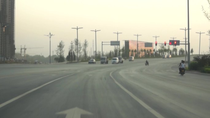 快速行驶车上拍摄红绿灯-城市交通