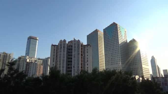 实拍广州夏天天河闹市夕阳西下玻璃幕墙阳光