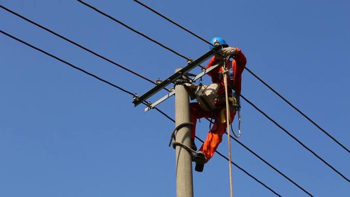 夕阳广电人在修电路上电标杆拉电线农村通电