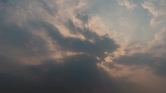乌云蔽日夕阳延时4k下雨丁达尔光线