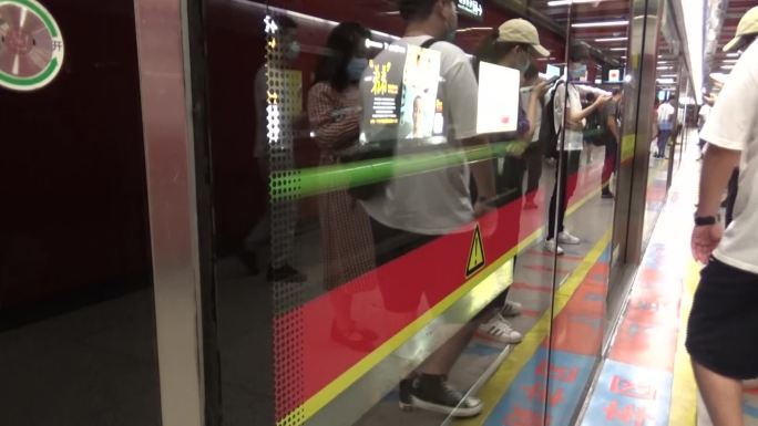 实拍夏天广州地铁进站，等待的市民鱼贯而入