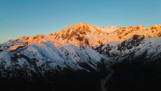 贡嘎雪山日照金山航拍