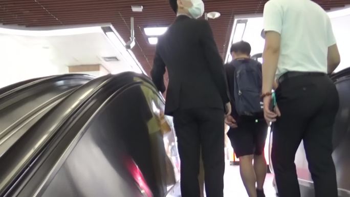 实拍周末广州地铁内市民搭乘手扶电梯出地铁