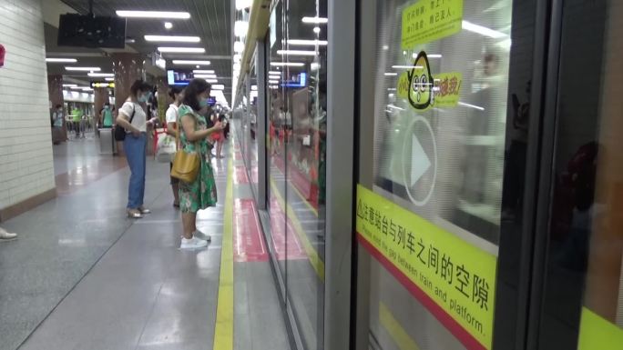 实拍夏天广州，周末休闲的市民有序换乘地铁