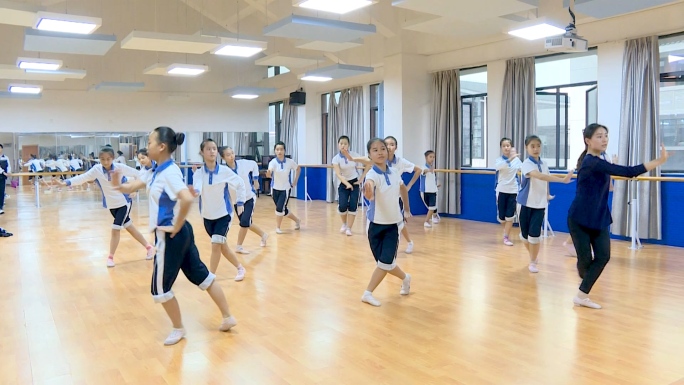 学生舞蹈社团练舞训练