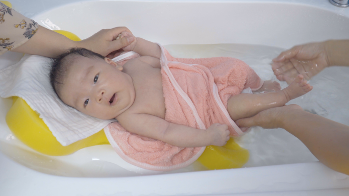 4K婴儿洗澡婴儿游泳母婴亲子抚触育婴师