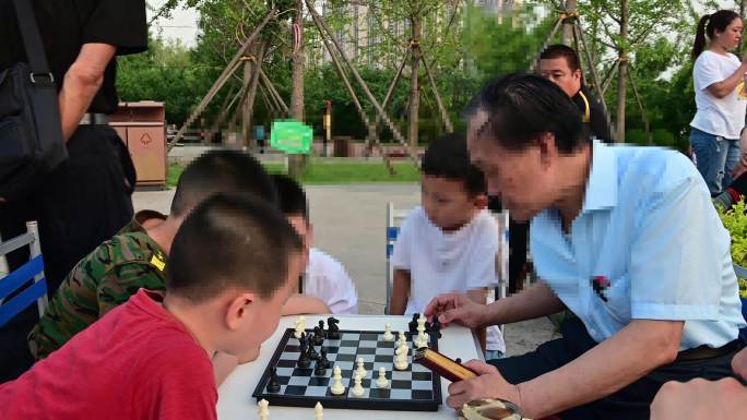 公园爷孙两下国际象棋