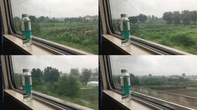 乘坐火车上看窗外的景色场景