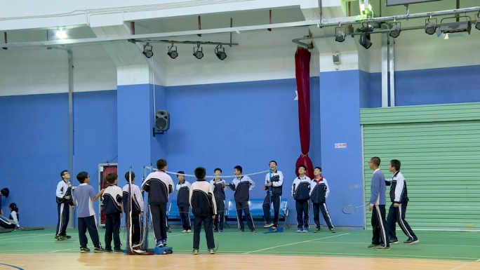 学生课外活动运动打羽毛球打篮球