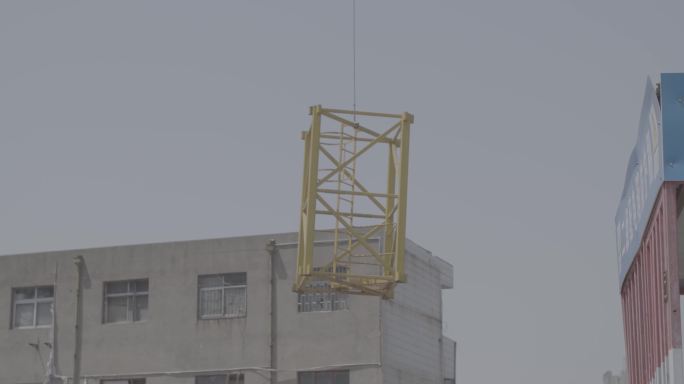 4K灰度素材工地塔机吊塔施工现场人员指挥