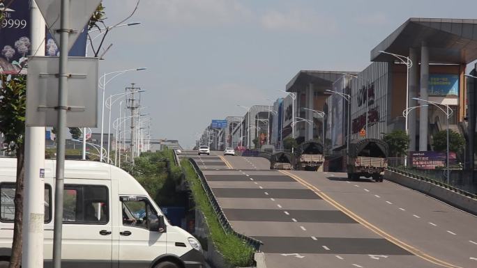 解放军军车驶入重庆的波浪形网红公路