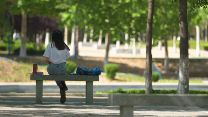 大学校园户外树林夏天学习背课