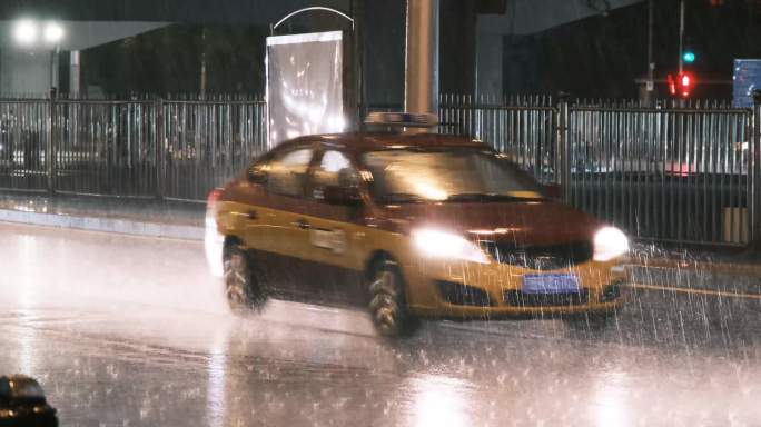 4K北京城市街道下雨中车辆行驶
