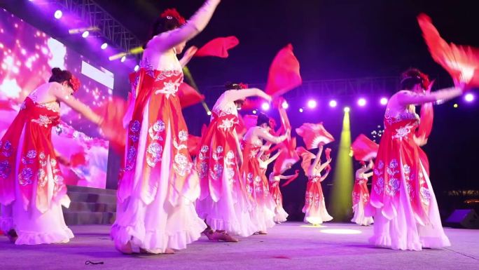 庆祝中国节日载歌载舞