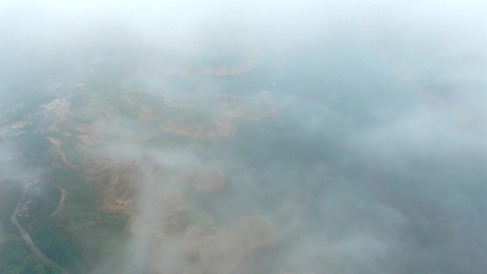 云雾下的河南信阳大别山九里水库航拍