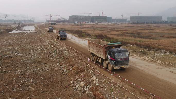 建筑工地工程车行驶