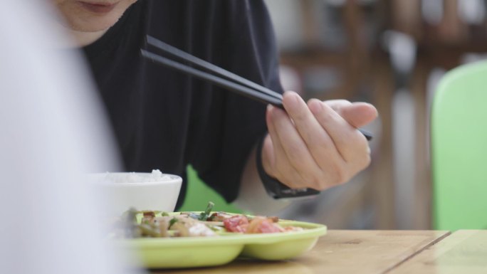 社区老年人吃饭