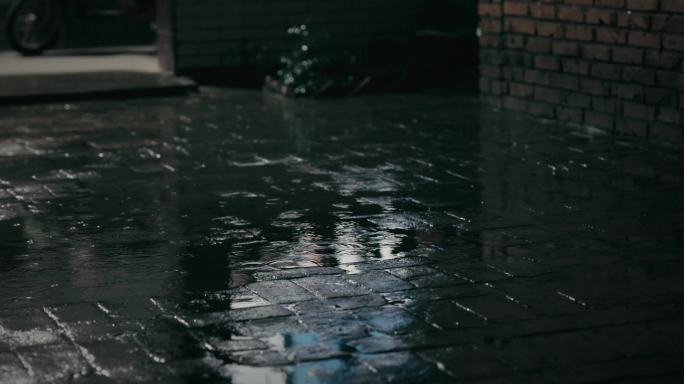 4K傍晚雨中的小院地面05