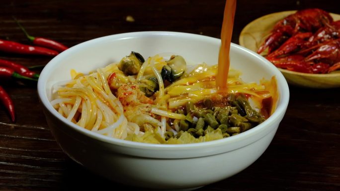 小龙虾汤，螺蛳汤导入米粉碗里，螺蛳粉汤