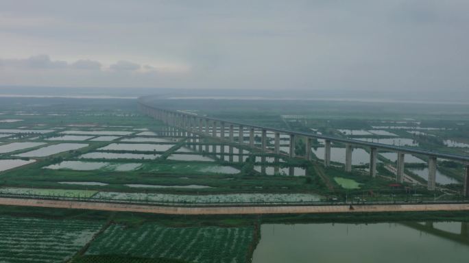 4K雨中高铁通过黄河湿地