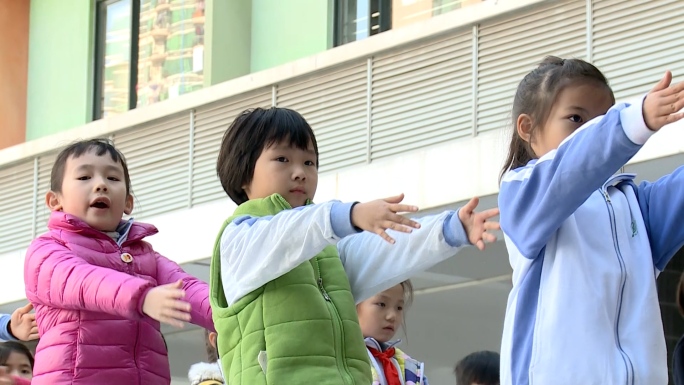 学生体育课跑步学做早操