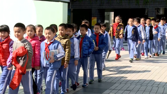 深圳小学学生下课放学回家