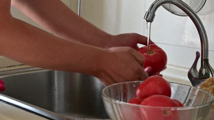 清洗西红柿