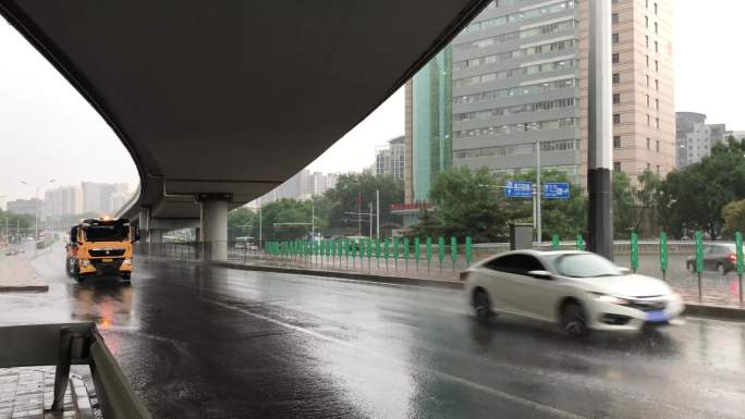 夏天暴雨 下雨 北京大雨-工程车【