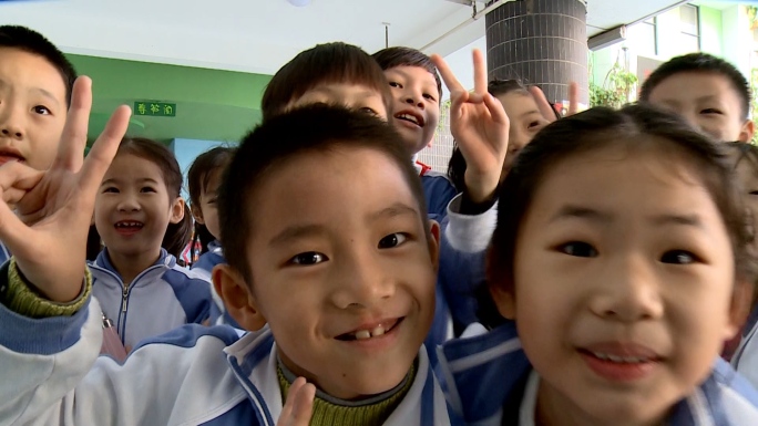 小学学生幸福对着镜头开心的笑脸