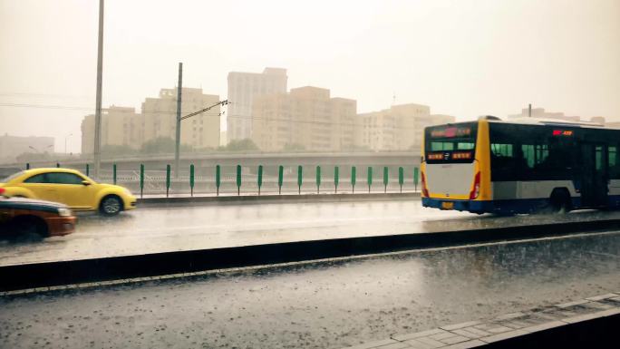 北京，暴雨，下大雨，车流行驶车辆