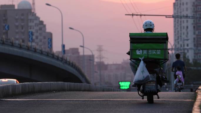 城市北京，夕阳骑车背影4k,