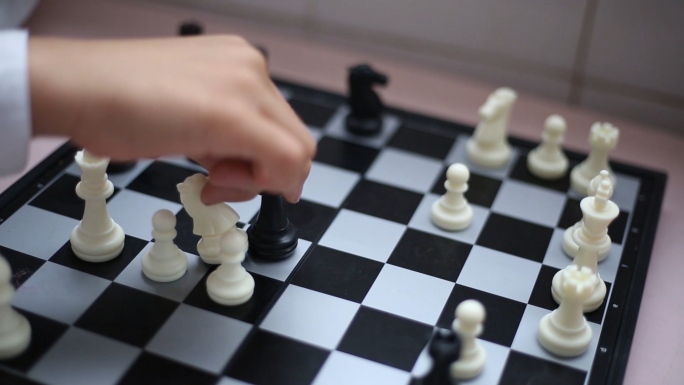 学生课间下棋整齐排队