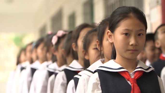 小学学生下课排队放学