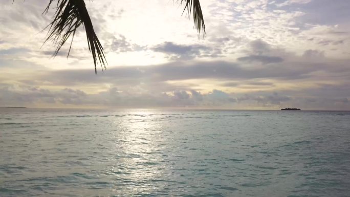 航拍情侣马尔代夫度假岛屿原创