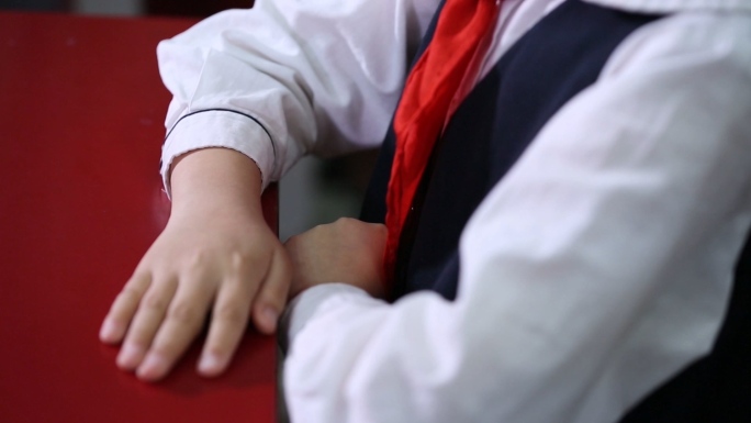 小学生行为礼仪规范坐姿佩戴红领巾