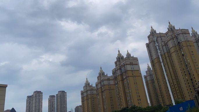 都市小区云朵天空延时拍摄