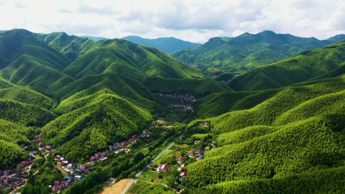 隐秘在崇山峻岭间的村落