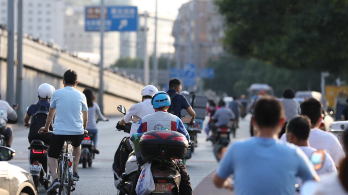 早晨北京街道夏日城市上班人群骑车